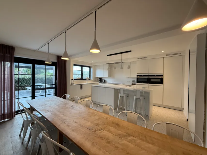 De volledig uitgeruste keuken en eettafel van Brickx