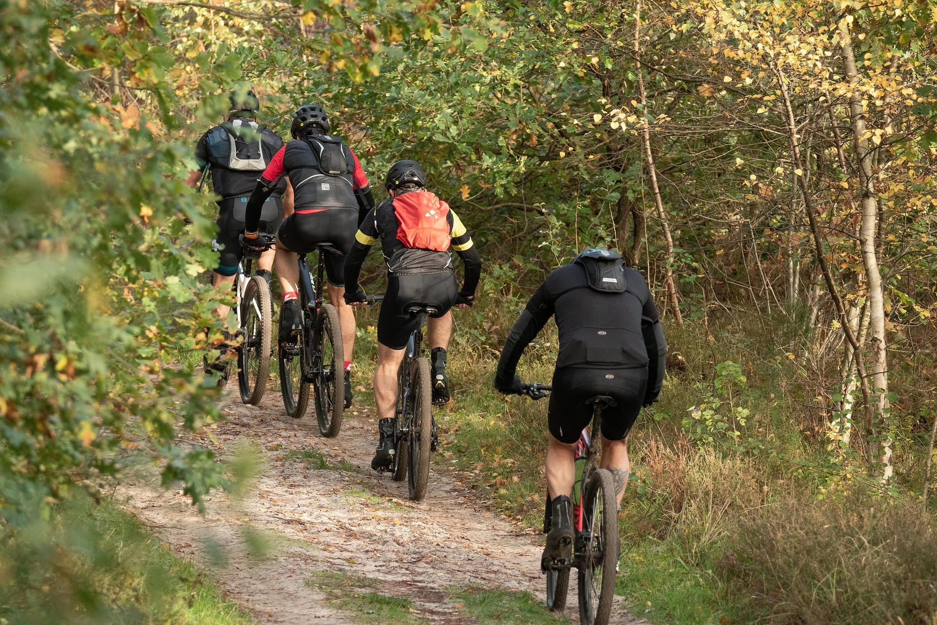 Mountainbikers op een pad rond Koksijde